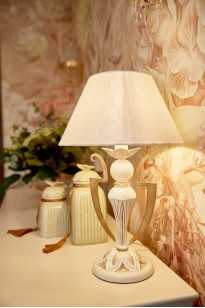 Светильник настольный Maytoni Elegant ARM004-11-W