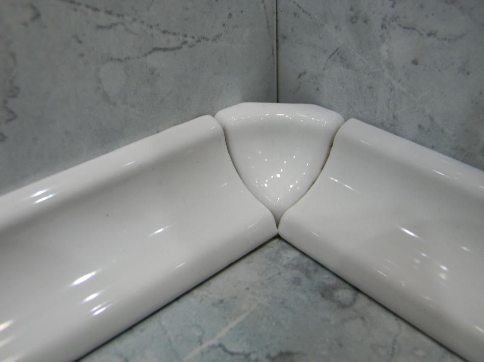 Белый бордюр для ванной. Плинтус бордюр для ванной гл12. Плинтус бордюр галтель для ванной ГБ 24 24/12/1800 мм. Бордюр для ванны Акватек. Бордюр на ванну из ПВХ белый (2м) Юпитер.